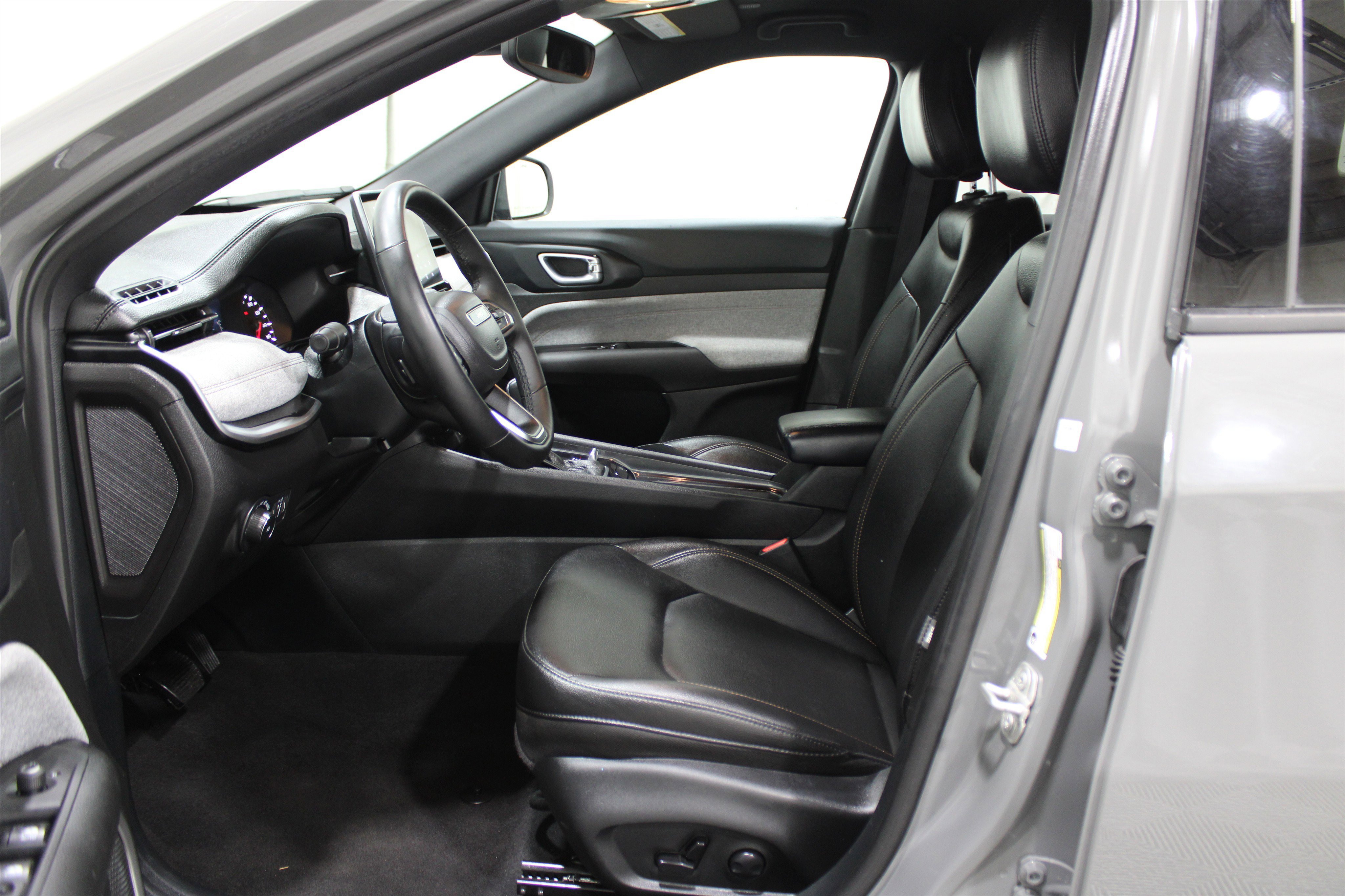 Used 2024 Jeep Compass Latitude image 3