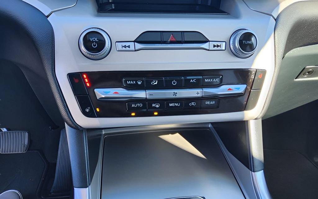 Used 2024 Ford Explorer XLT w/ Equipment Group 202A AWD/4WD image 13