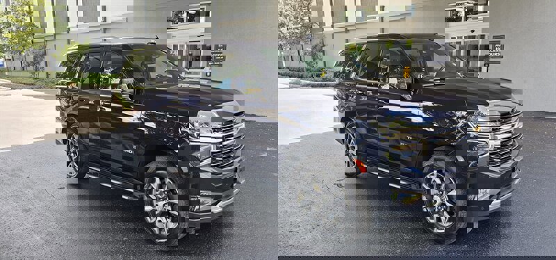 Used 2023 Chevrolet Tahoe LT w/ Luxury Package AWD/4WD image 2