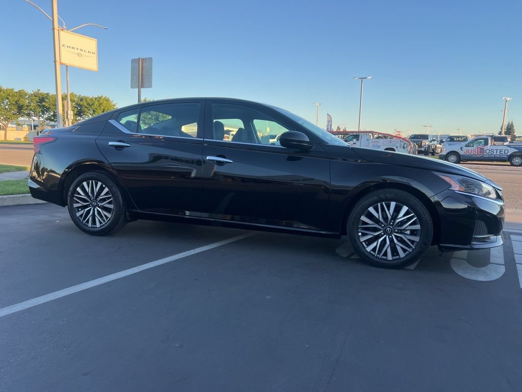 Used 2025 Nissan Altima 2.5 SV FWD image 8
