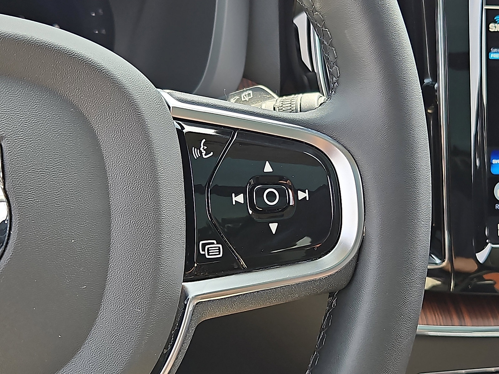 Certified 2023 Volvo XC60 B5 Plus w/ Protection Package Premier image 23