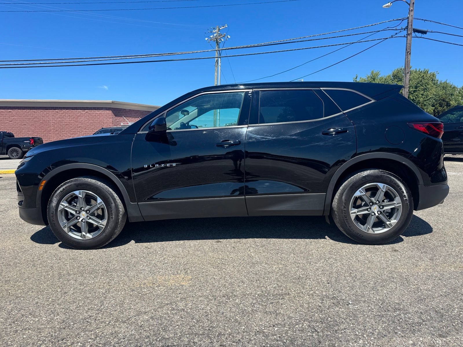 Used 2025 Chevrolet Blazer LT FWD image 3