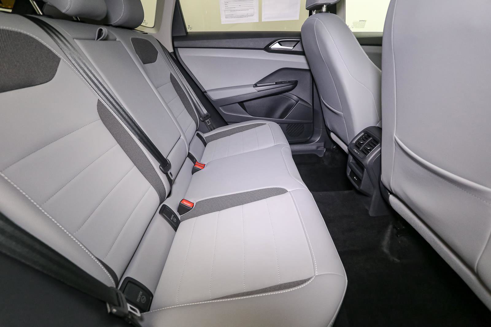 Certified 2022 Volkswagen Taos SE w/ Panoramic Sunroof Package AWD/4WD image 25