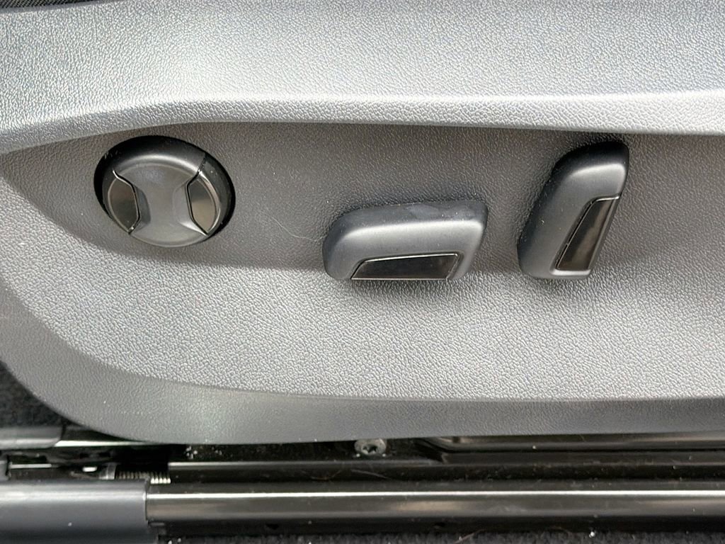 Used 2022 Volkswagen Tiguan SE R-Line image 25