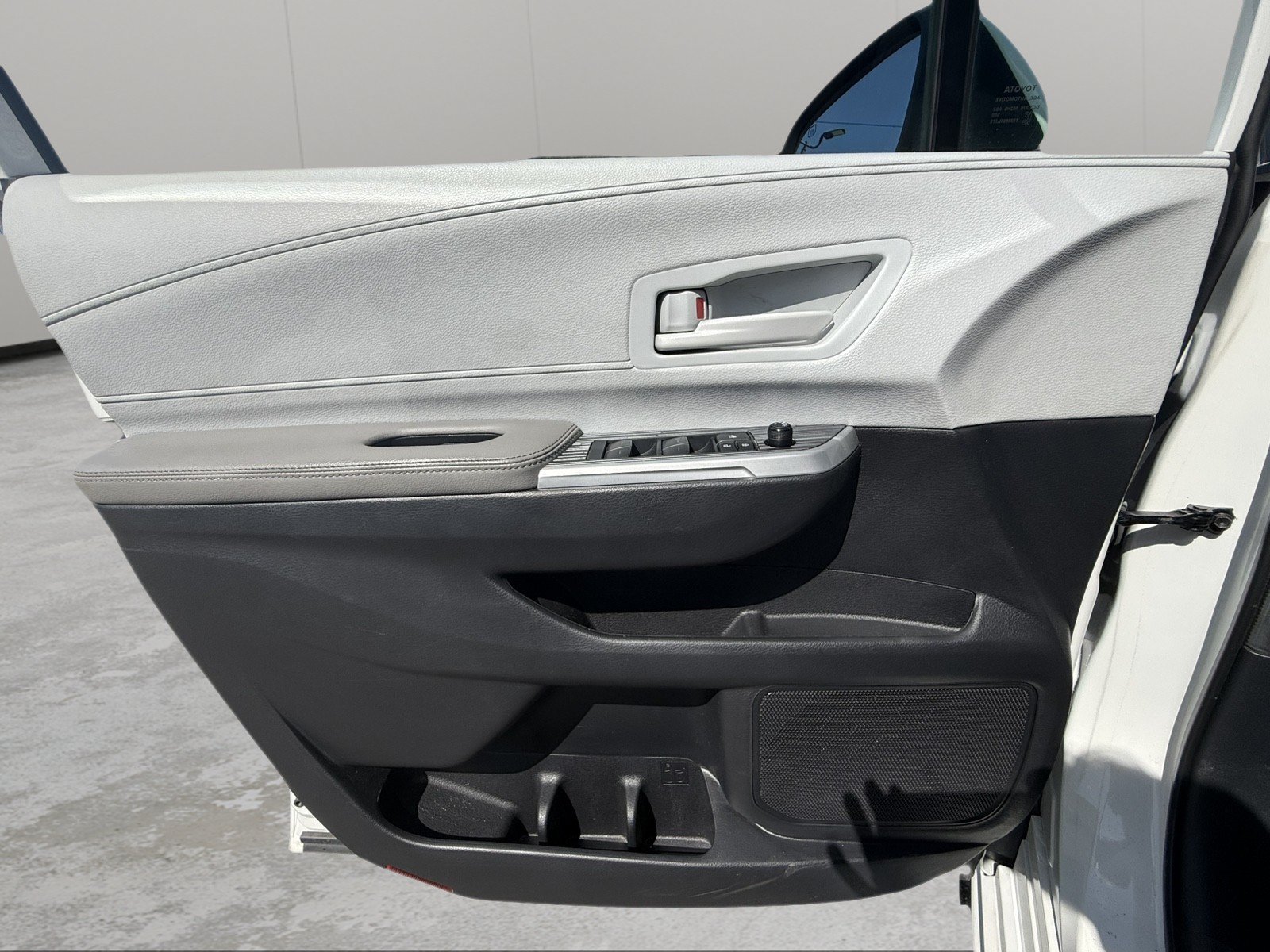 Used 2025 Toyota Sienna LE FWD image 21