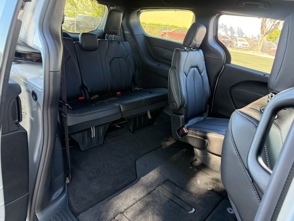 New 2026 Chrysler Pacifica Select image 41