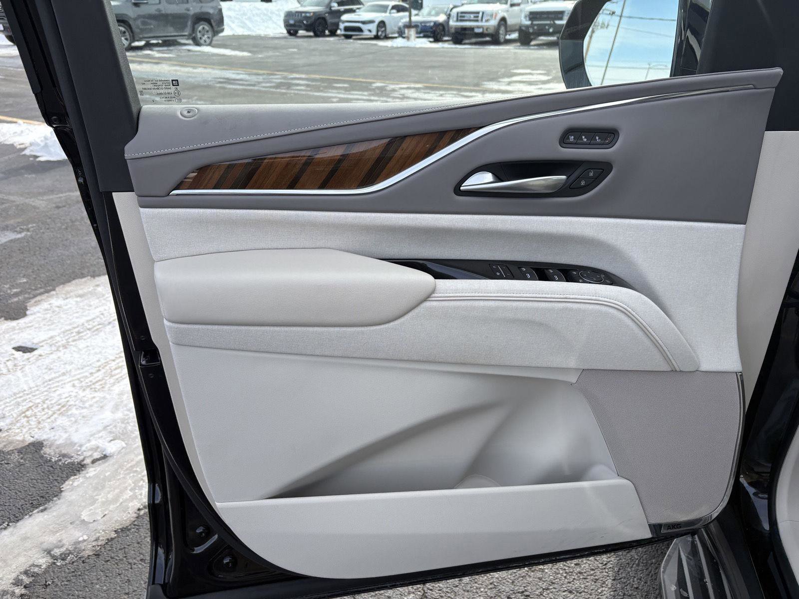 Used 2022 Cadillac Escalade Premium Luxury Platinum image 3