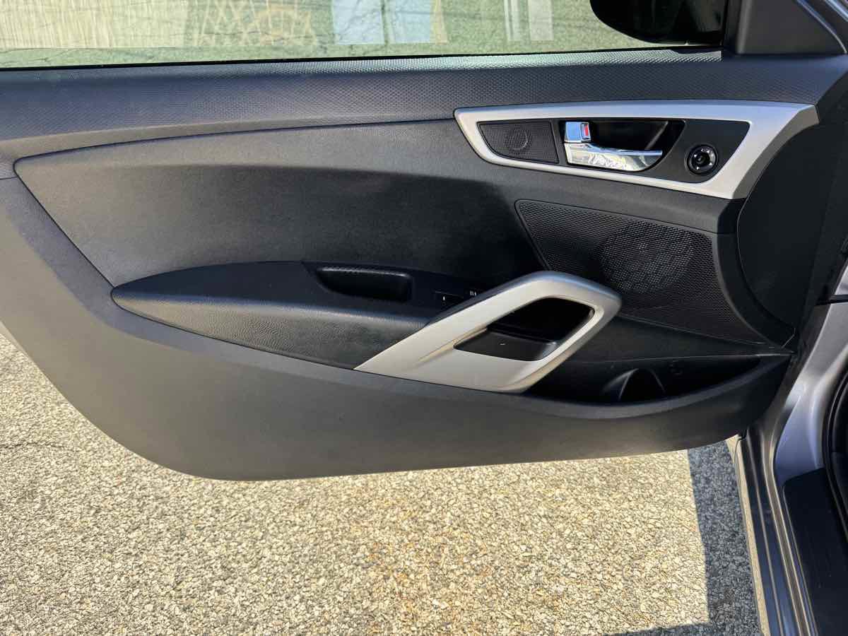 Used 2017 Hyundai Veloster image 8