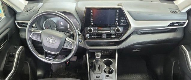 Used 2021 Toyota Highlander LE AWD/4WD image 2