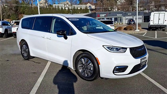 Used 2024 Chrysler Pacifica Select image 2