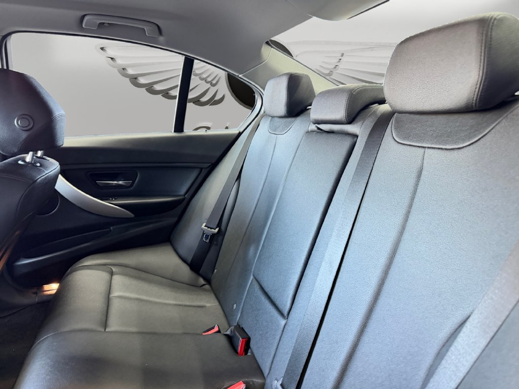 Used 2018 BMW 320i xDrive Sedan AWD/4WD image 13