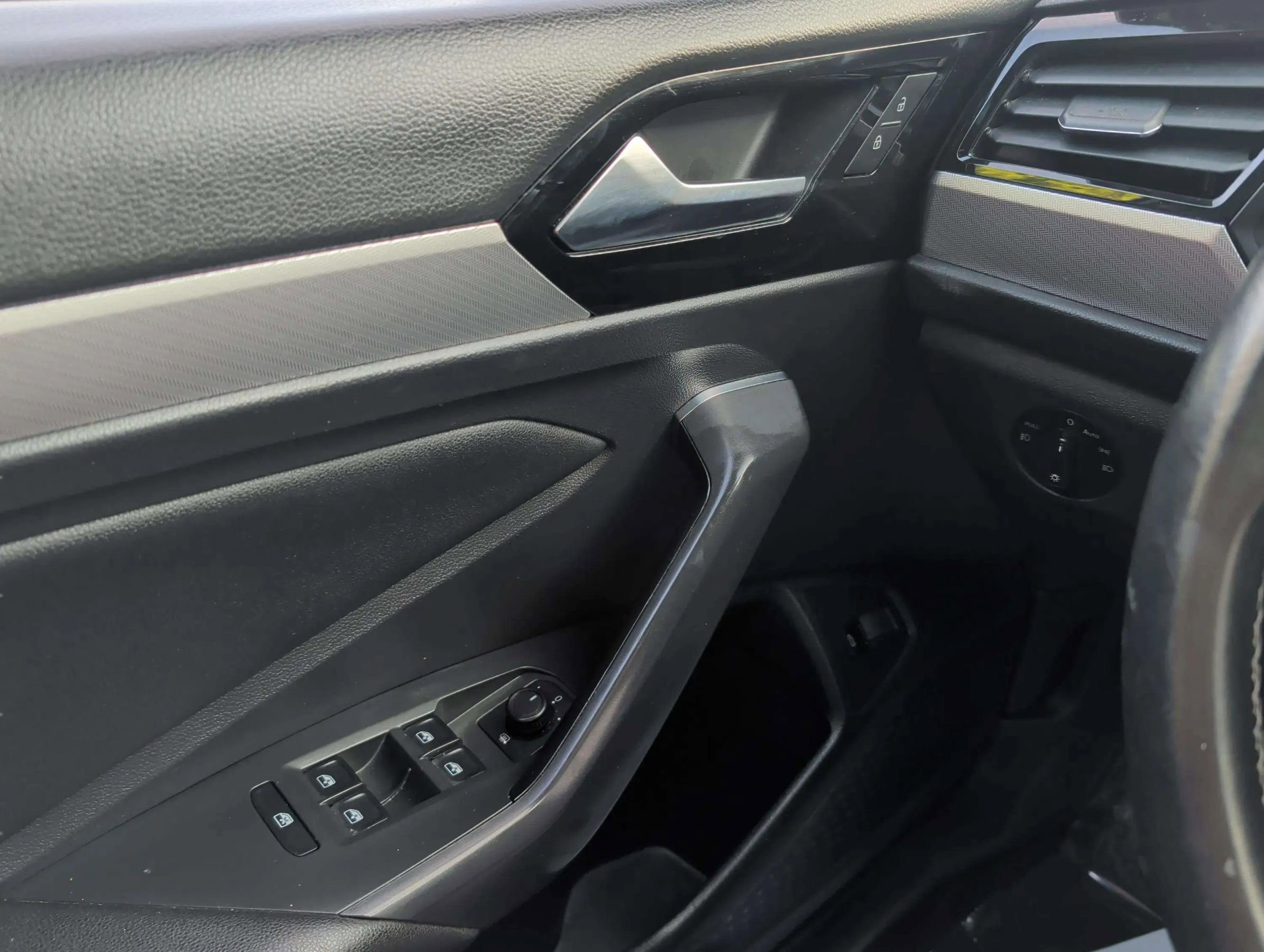 Used 2019 Volkswagen Jetta R-Line FWD image 27