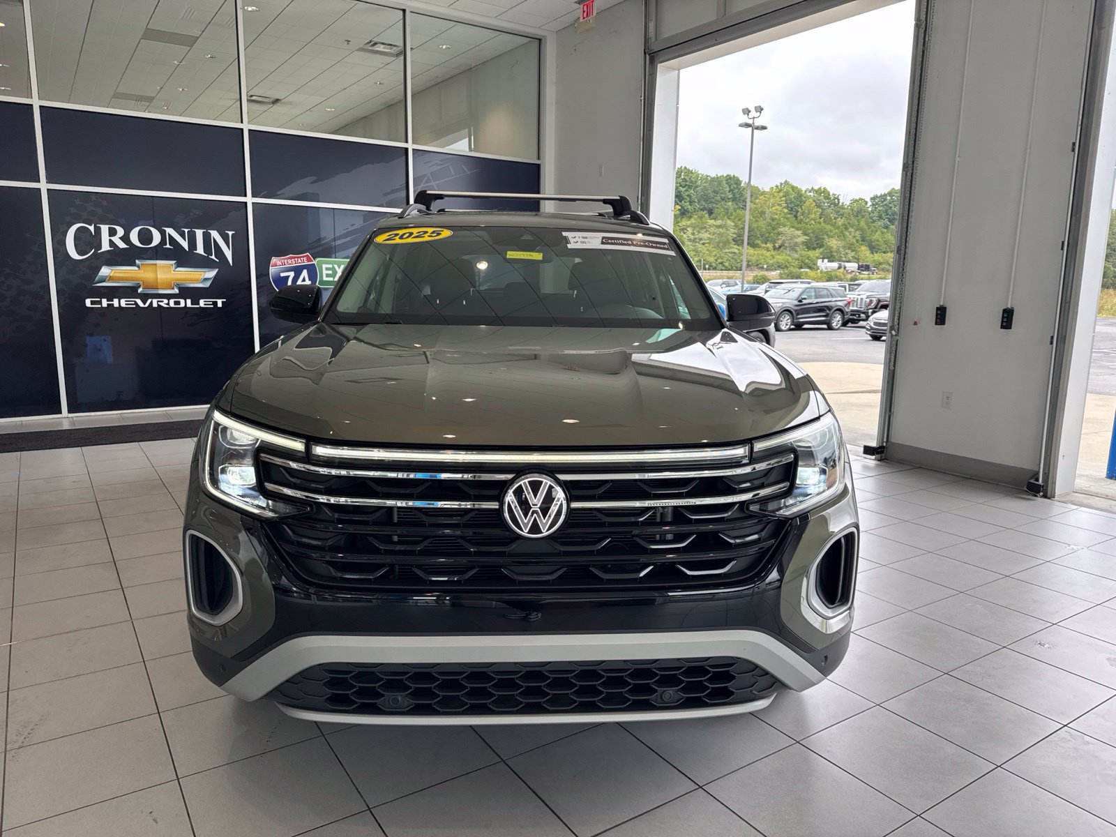 Used 2025 Volkswagen Atlas Peak Edition SE AWD/4WD image 2