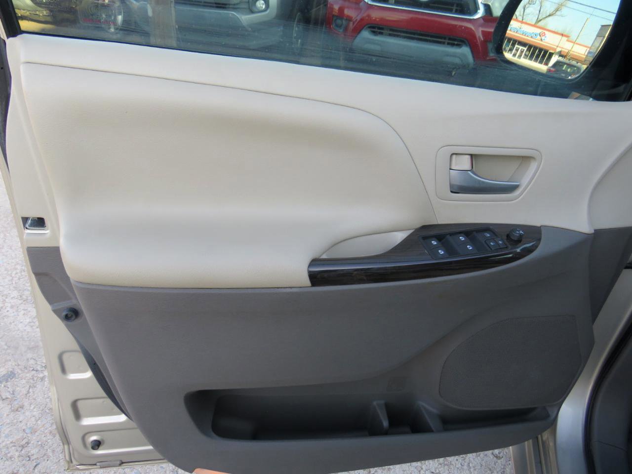 Used 2015 Toyota Sienna XLE w/ XLE Navigation Package FWD image 9