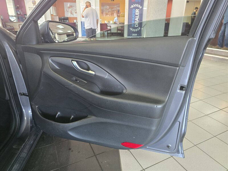Used 2018 Hyundai Elantra GT FWD image 12