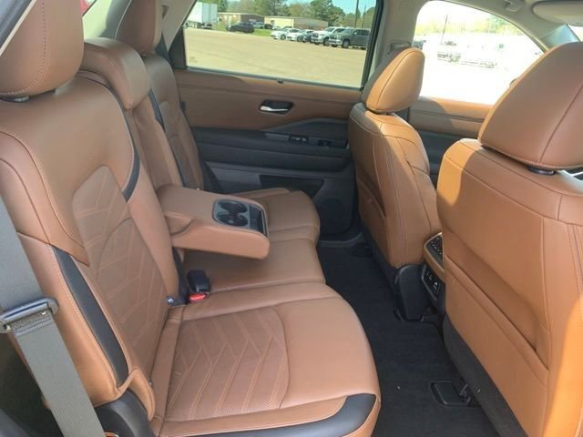 Used 2025 Nissan Pathfinder Platinum w/ Black Appearance Package image 31