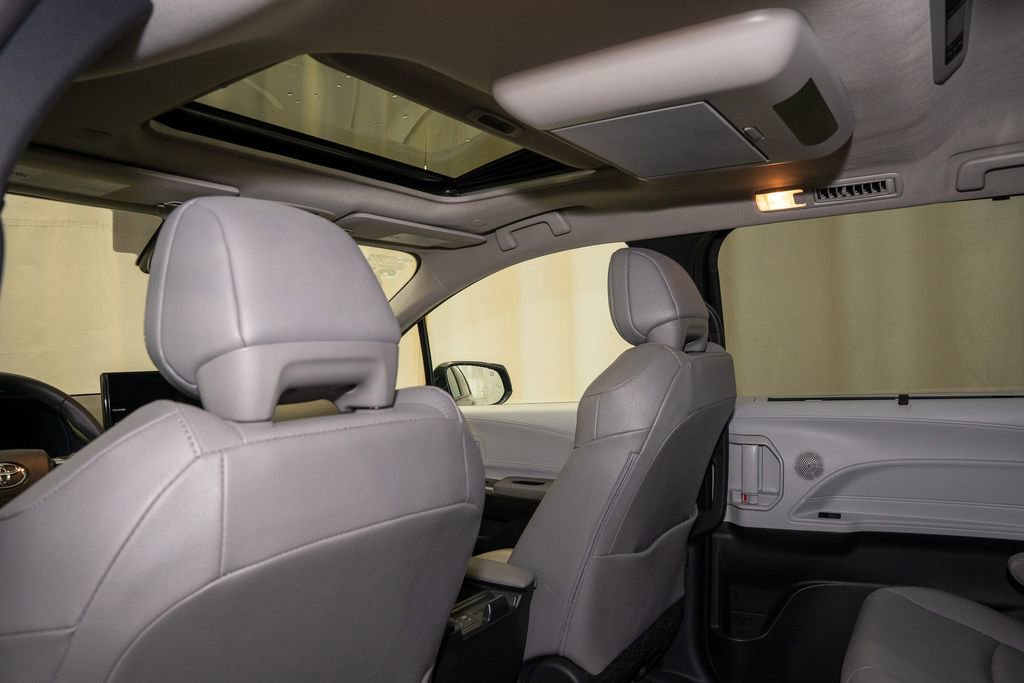 Used 2025 Toyota Sienna XLE image 10