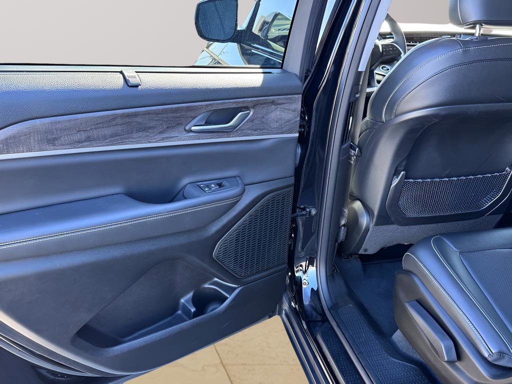 Used 2023 Jeep Grand Cherokee L Limited w/ Luxury Tech Group II image 16