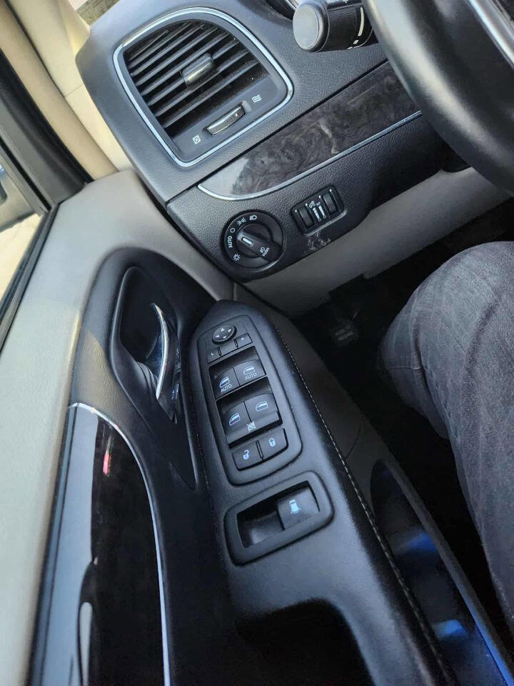 Used 2012 Chrysler Town & Country Touring w/ Entertainment Group #1 image 21