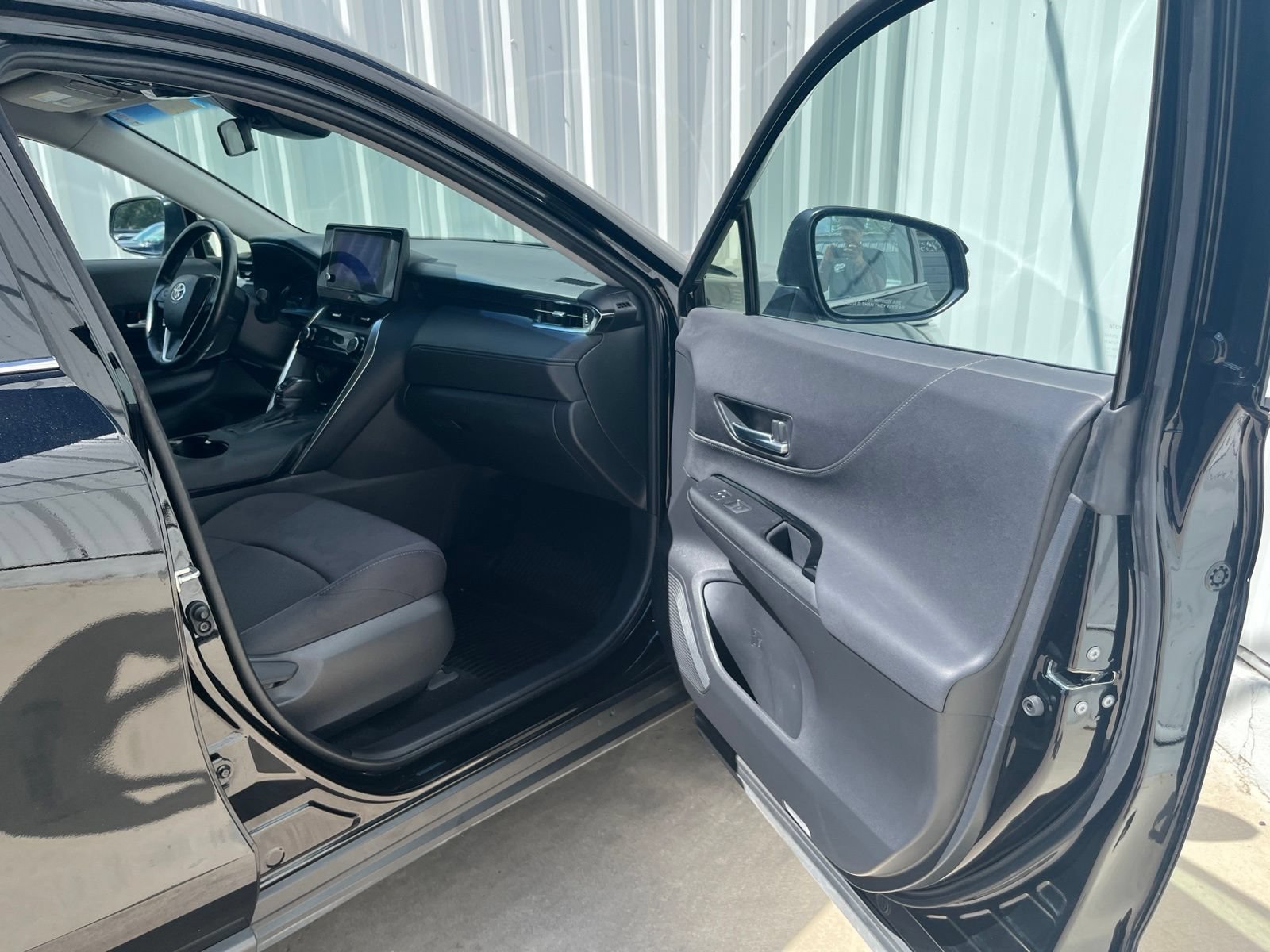 Used 2024 Toyota Venza LE AWD/4WD image 16