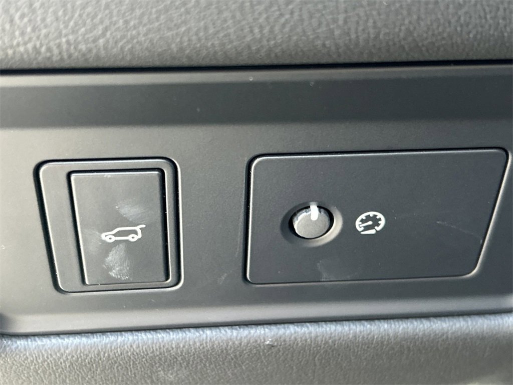 Used 2024 Jaguar F-PACE R-Dynamic S image 31