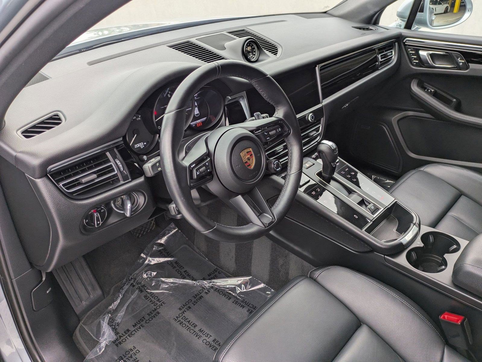 Certified 2024 Porsche Macan image 4