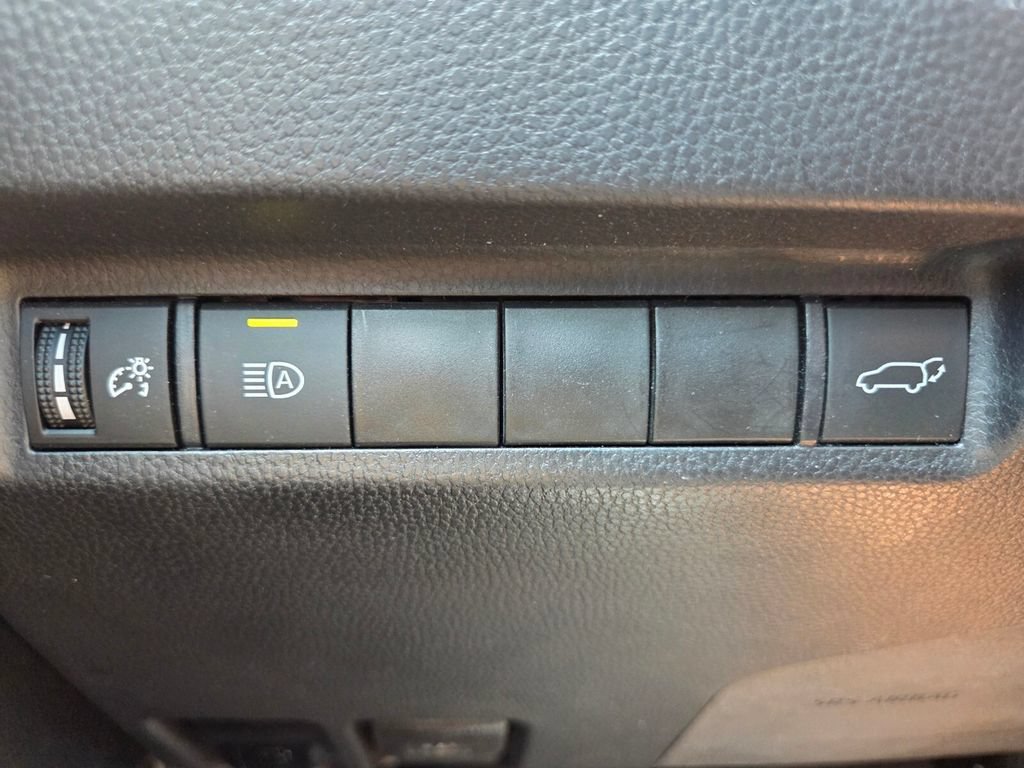 Used 2021 Toyota RAV4 XLE w/ Convenience Package FWD image 12