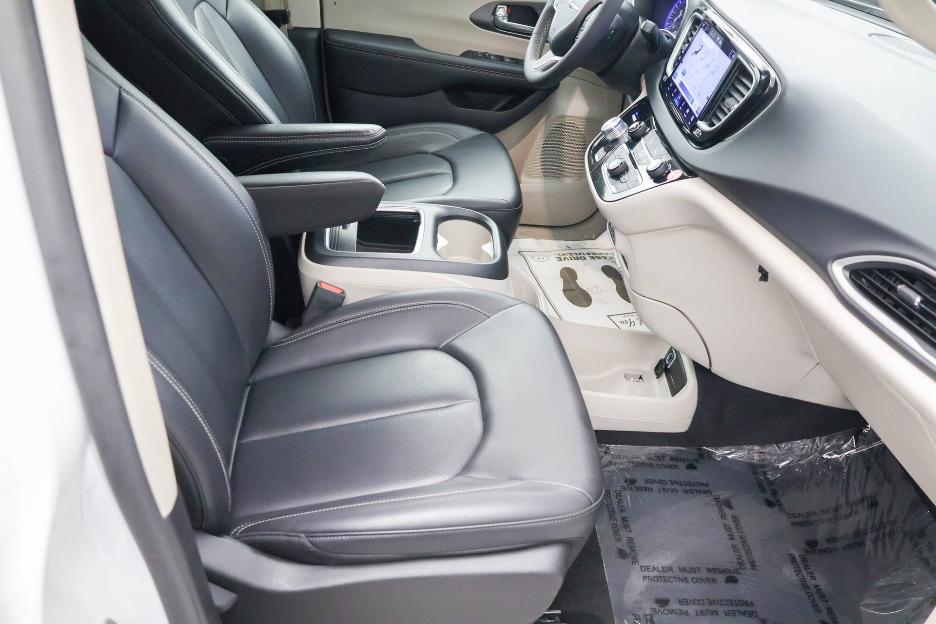 Used 2023 Chrysler Pacifica Touring-L FWD image 32