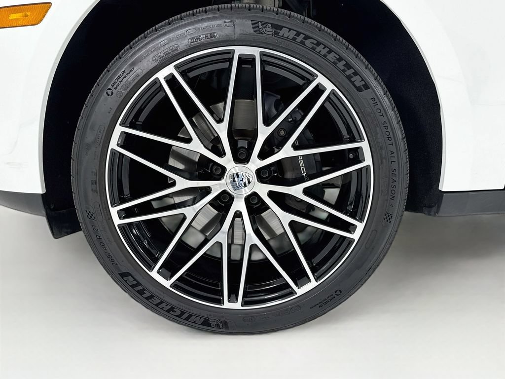 Used 2025 Porsche Macan AWD/4WD image 33