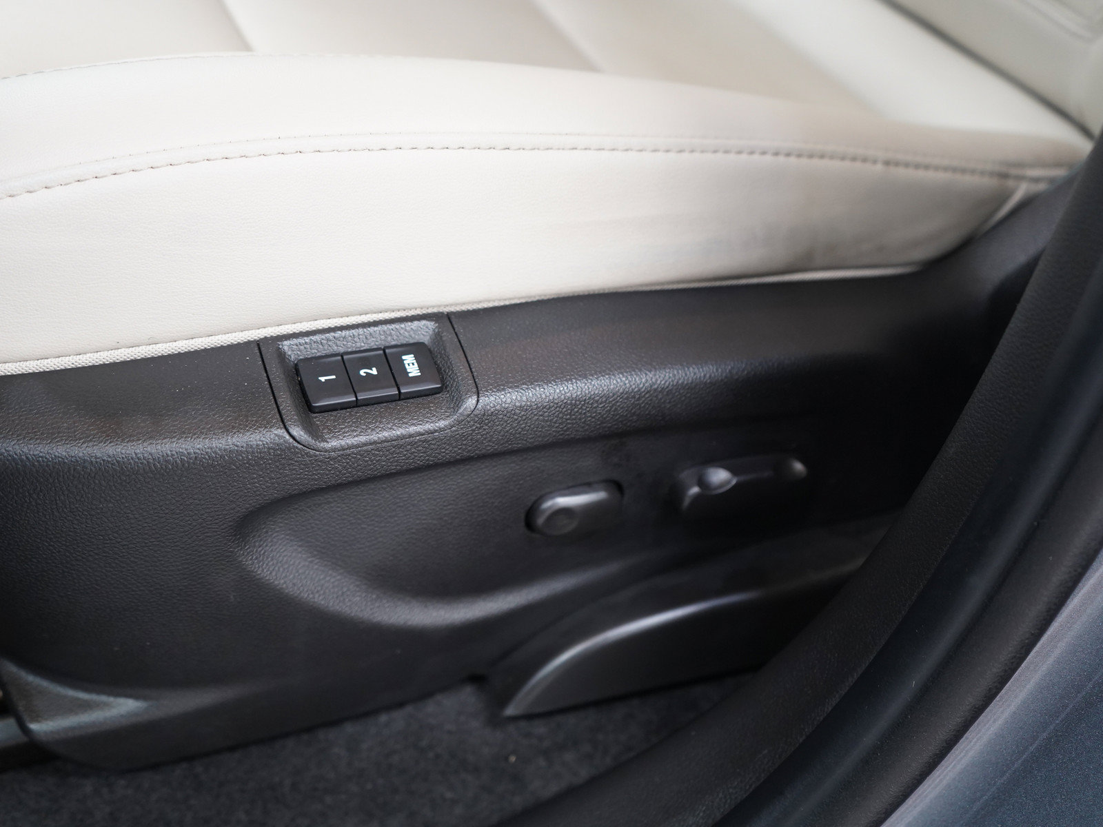 Used 2019 Buick Encore Essence w/ Safety Package II FWD image 26