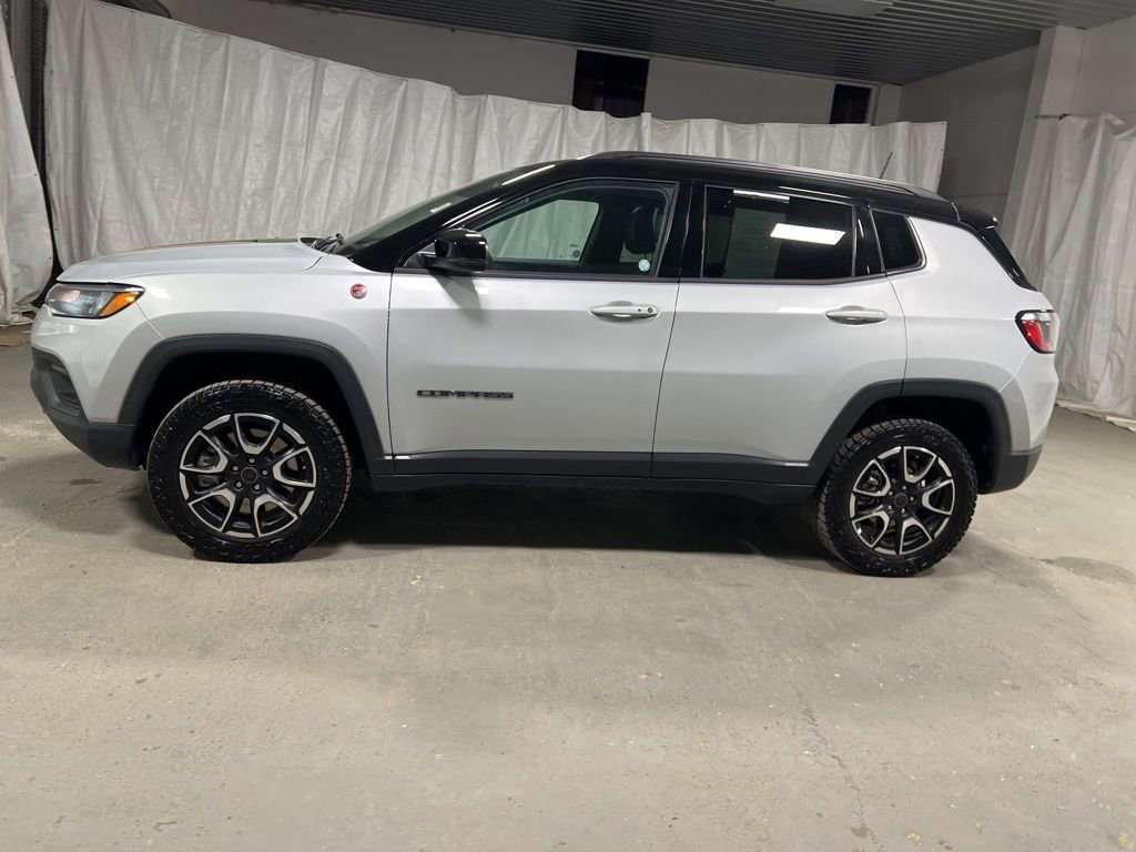 Used 2025 Jeep Compass Trailhawk image 4