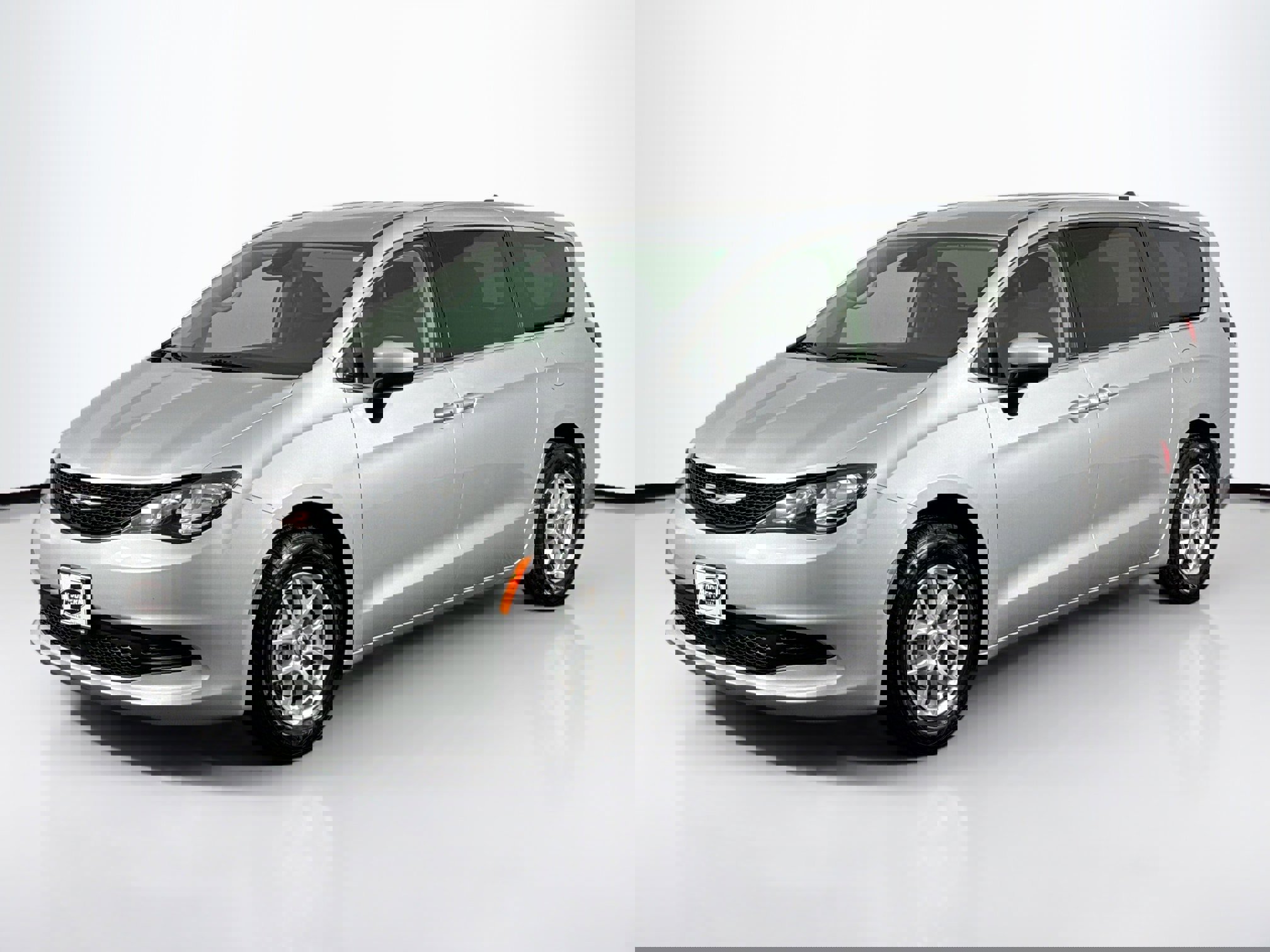 Used 2023 Chrysler Voyager LX image 6