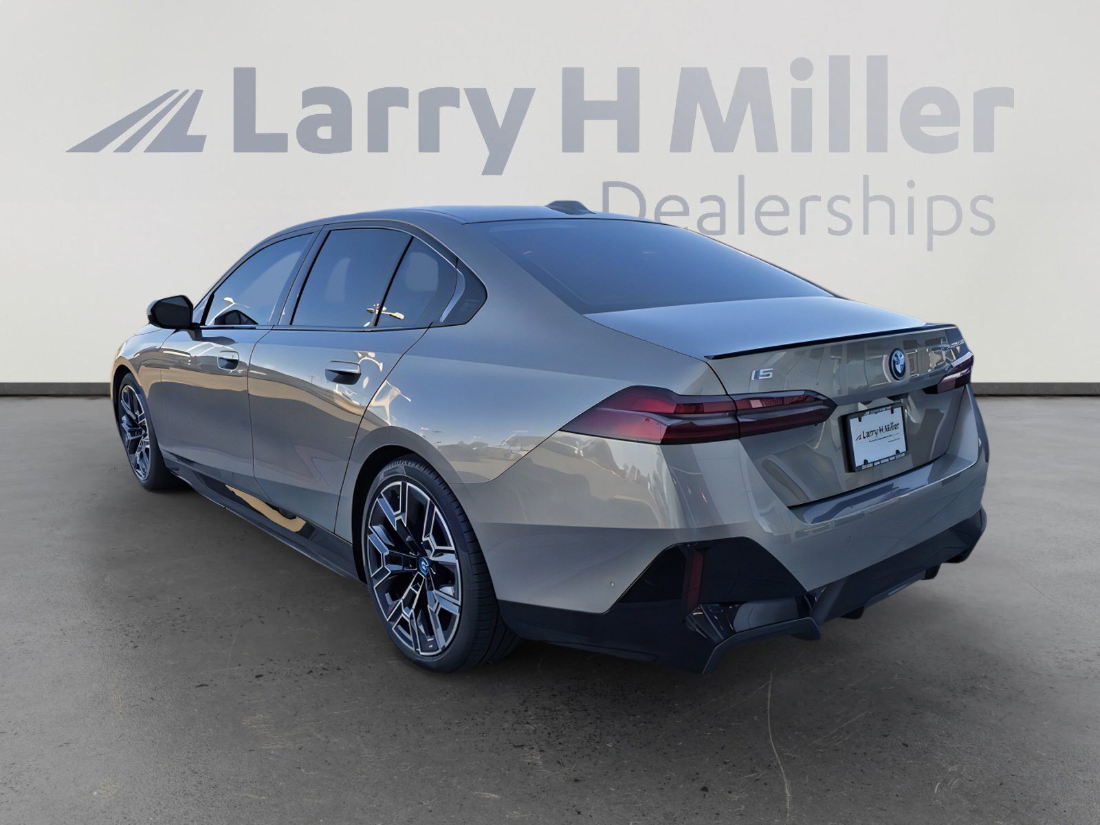 Used 2025 BMW i5 eDrive40i w/ M Sport Package image 3