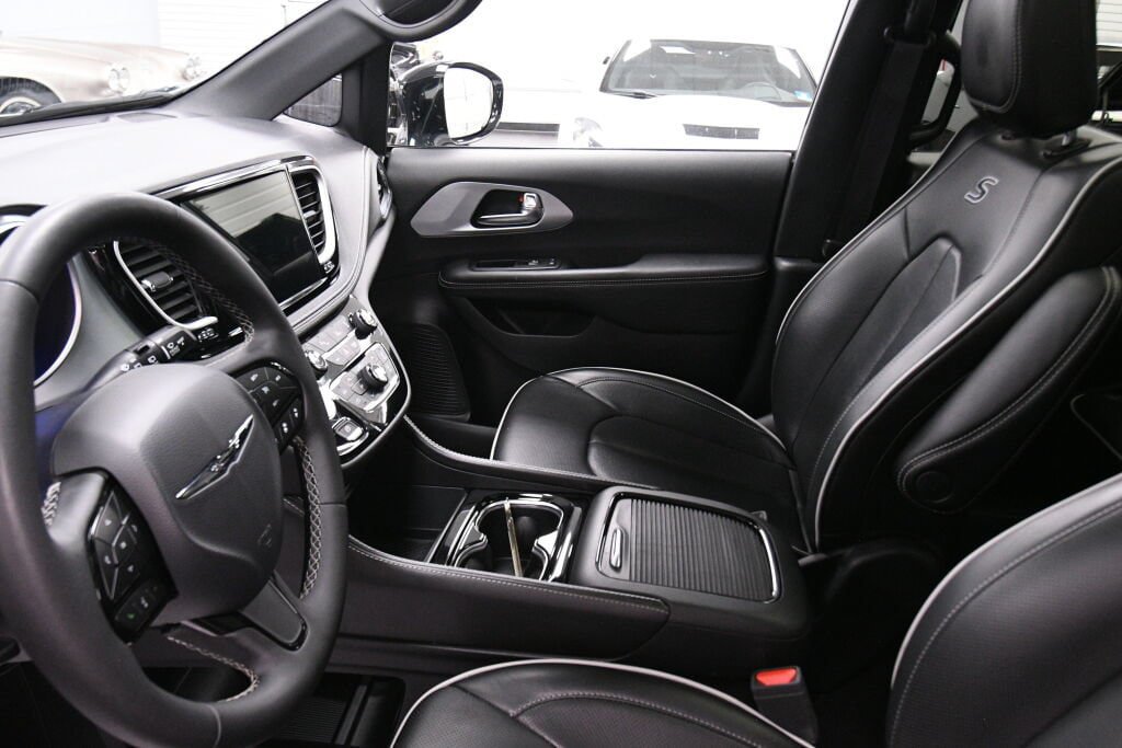 Used 2025 Chrysler Pacifica Limited FWD image 21