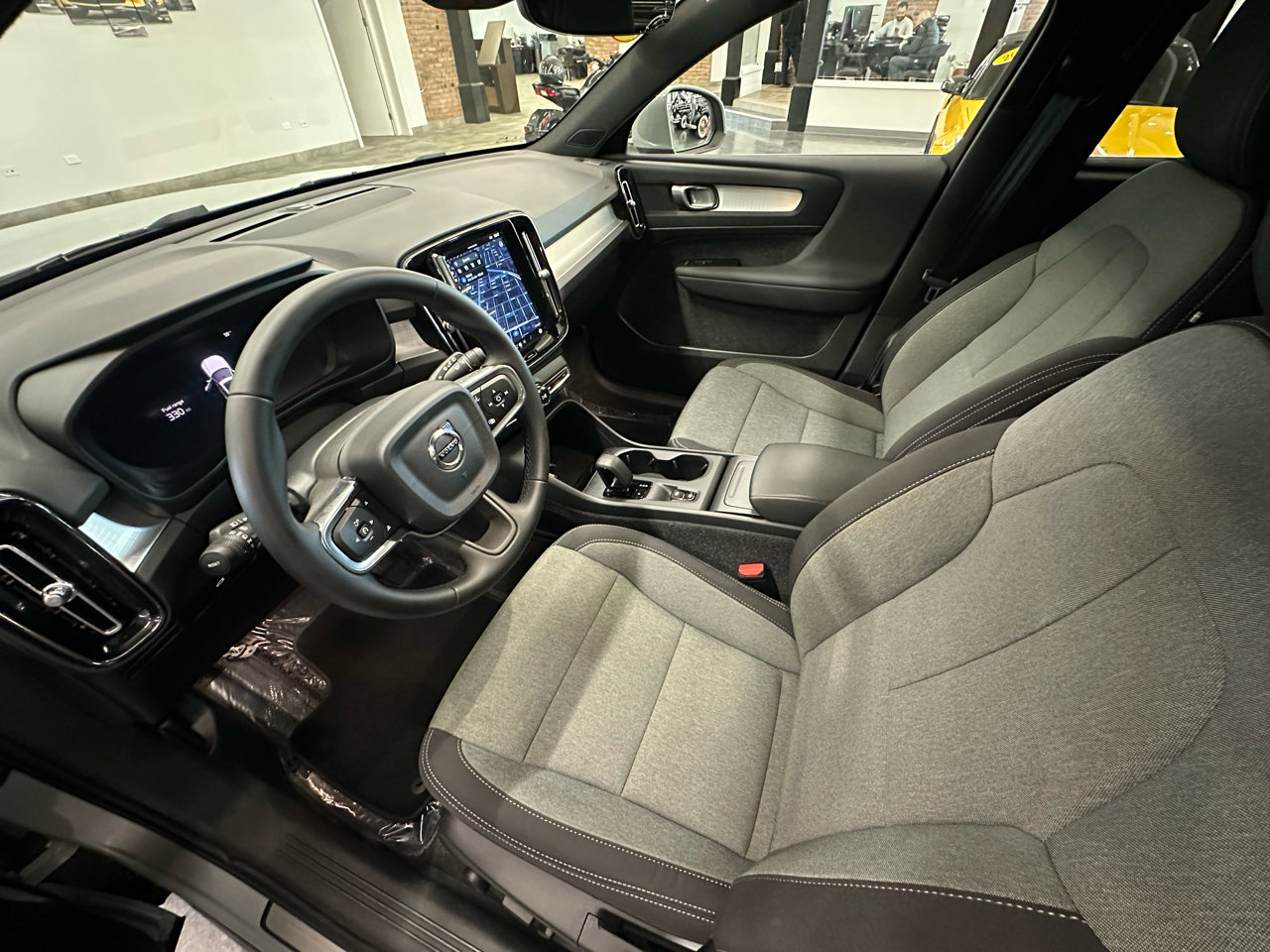 Used 2025 Volvo XC40 B5 Core image 18