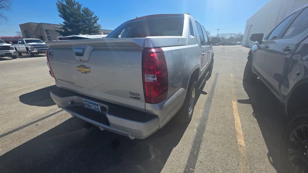Used 2011 Chevrolet Avalanche LS w/ Convenience Package image 2