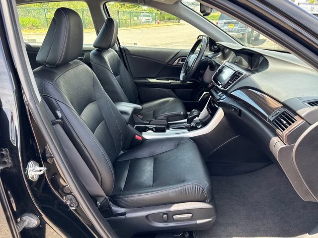 Used 2017 Honda Accord Touring image 10