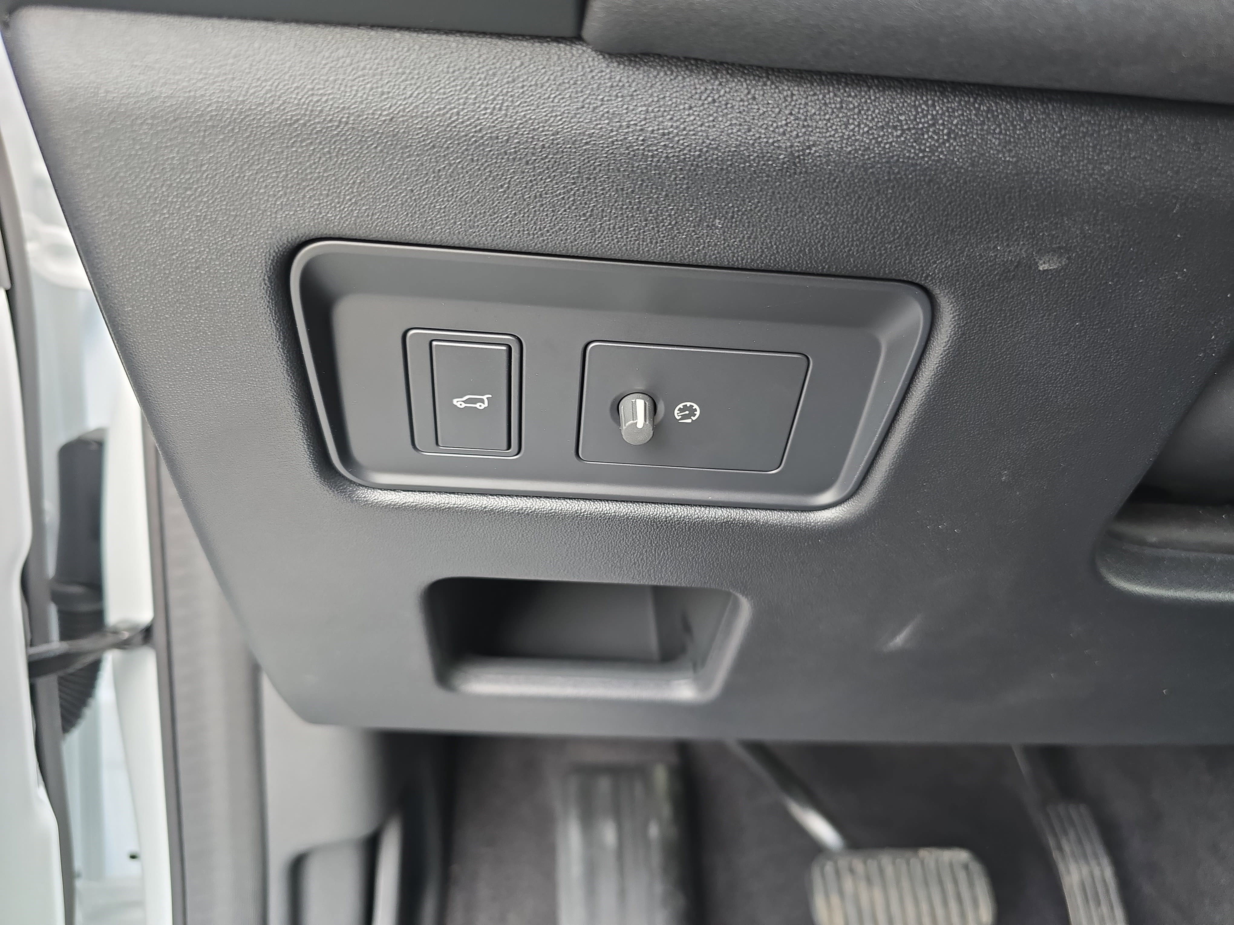 Used 2025 Land Rover Discovery S image 28