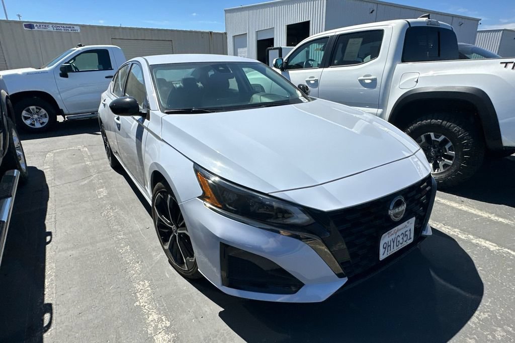 Used 2023 Nissan Altima 2.5 SR FWD image 2