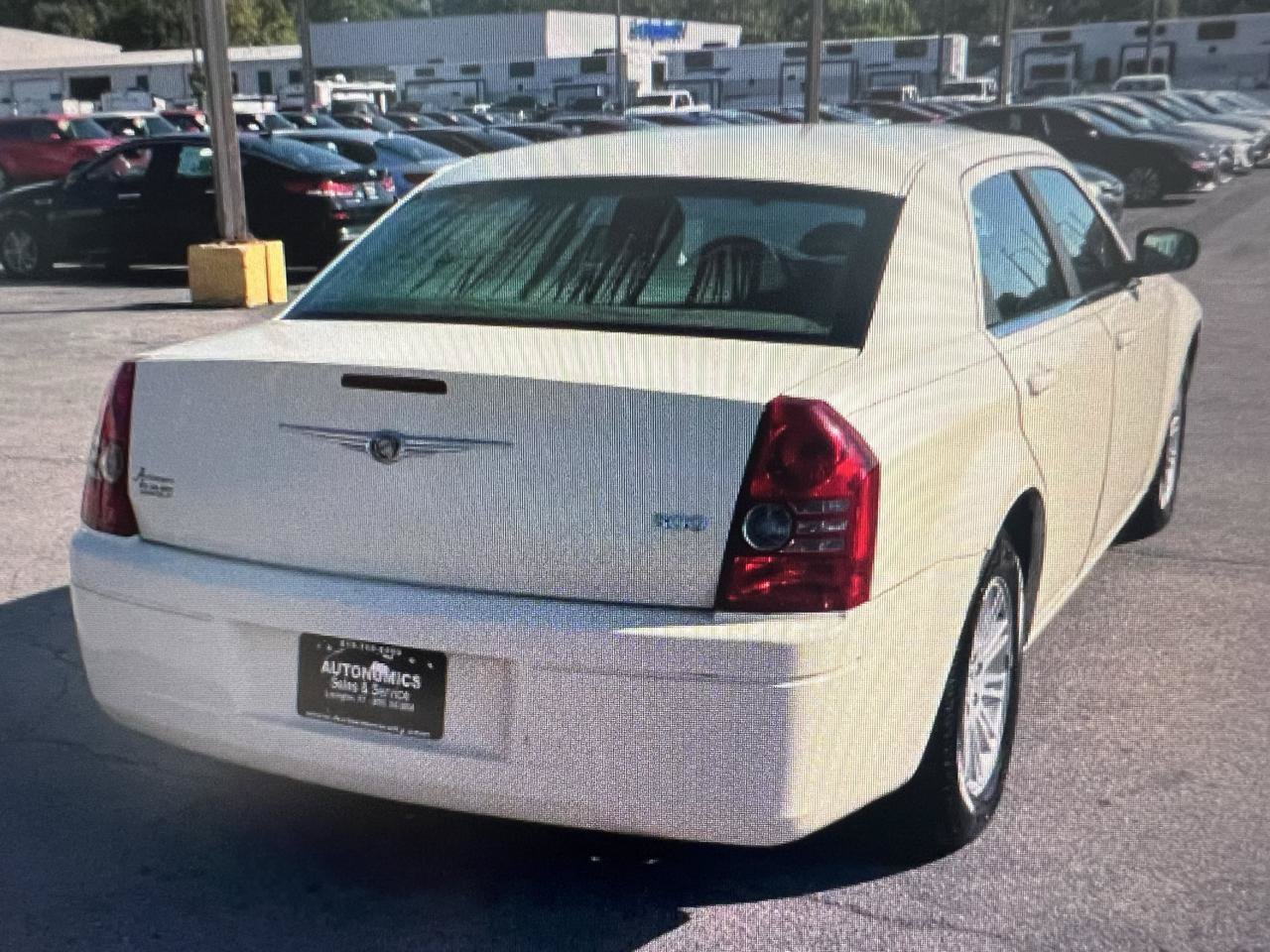 Used 2009 Chrysler 300 LX RWD image 5