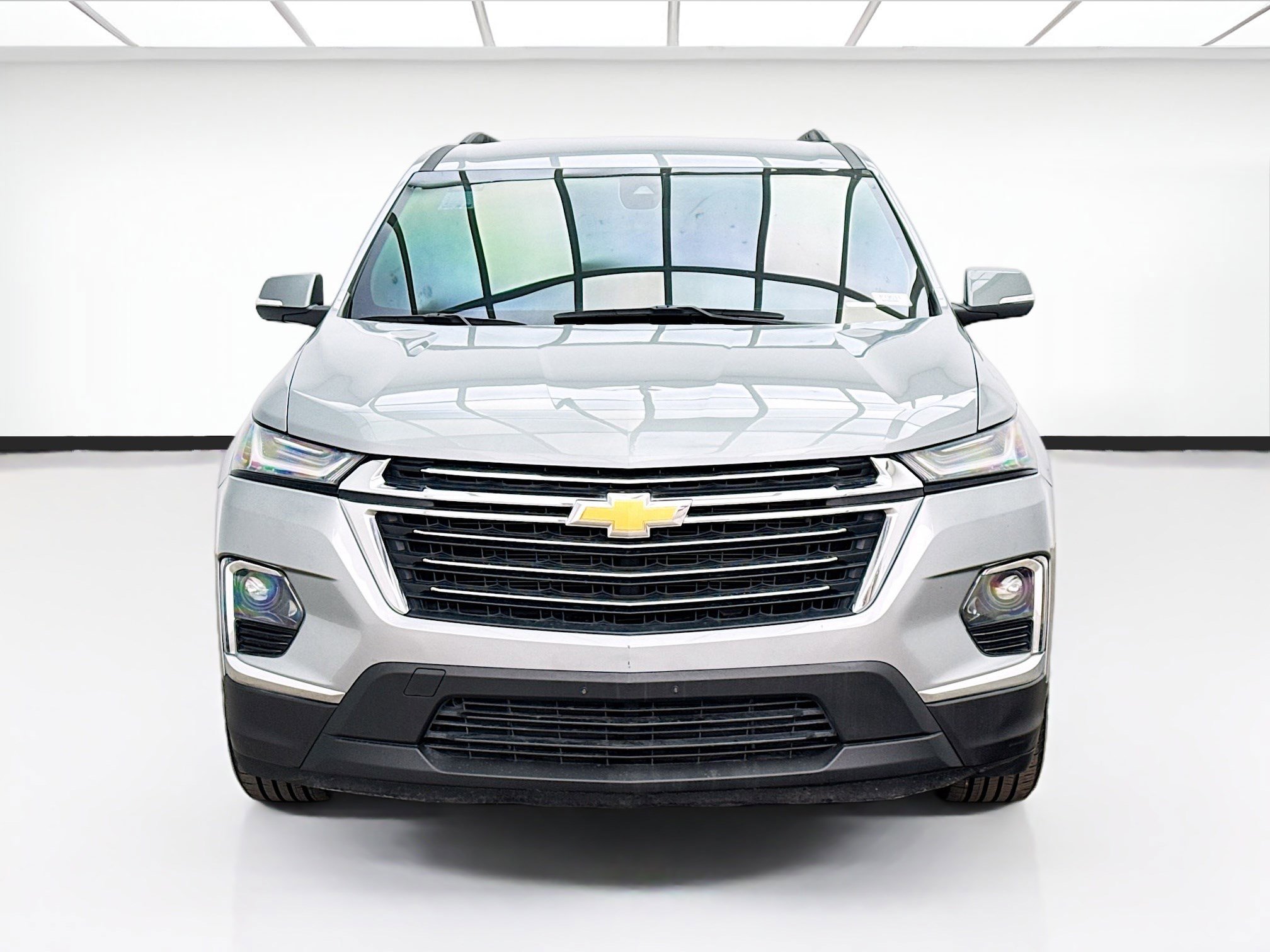 Used 2023 Chevrolet Traverse LT image 2