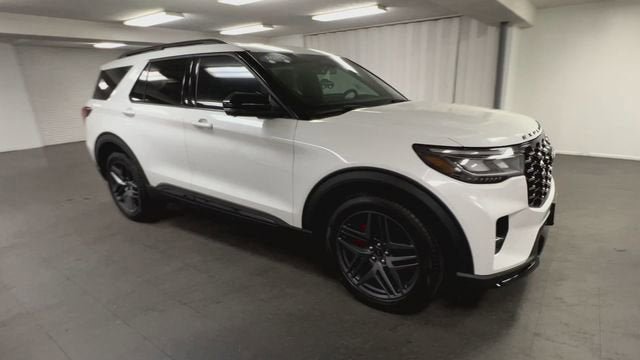 Used 2025 Ford Explorer ST AWD/4WD image 2