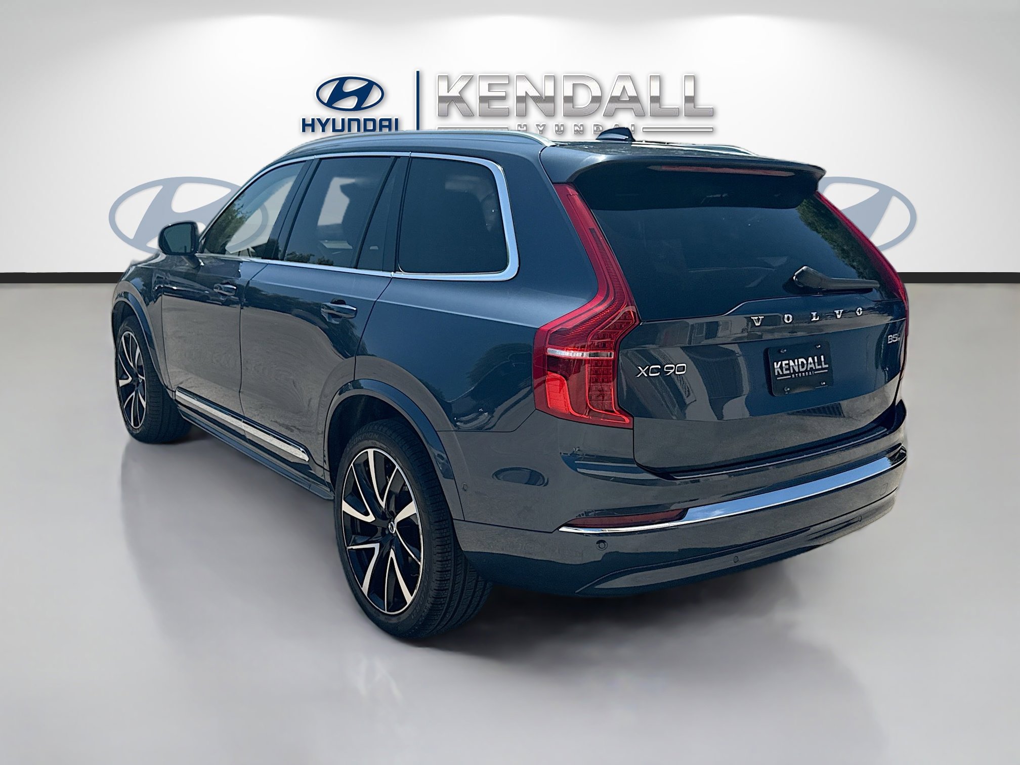 Used 2023 Volvo XC90 B5 Plus w/ Protection Package Premier AWD/4WD image 4