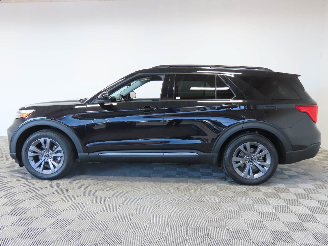 Used 2023 Ford Explorer XLT w/ Equipment Group 202A RWD image 5