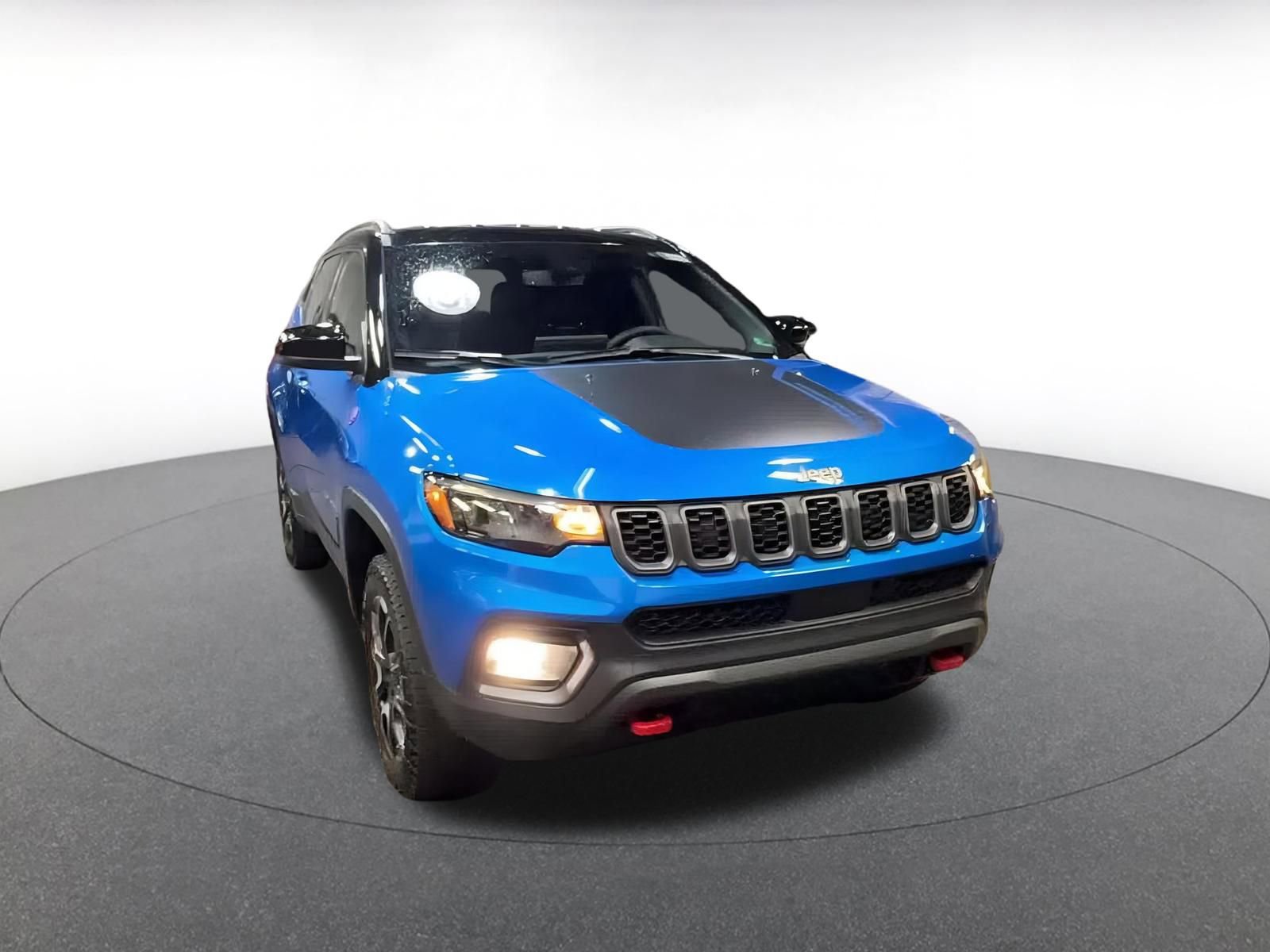 Used 2025 Jeep Compass Trailhawk image 3
