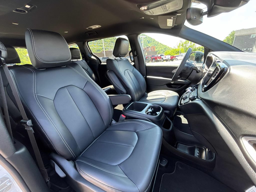 Used 2025 Chrysler Voyager LX FWD image 36