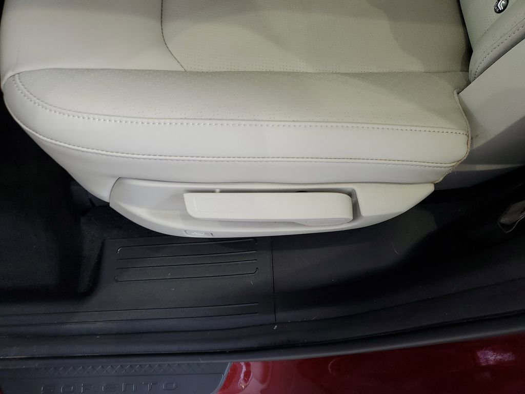 Certified 2025 Kia Sorento S image 16