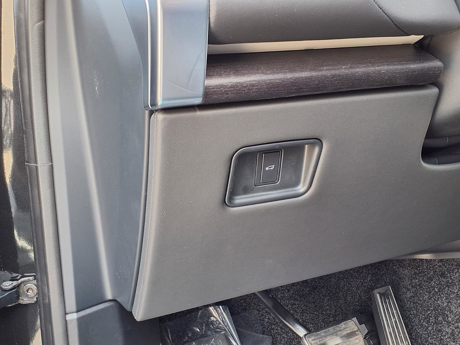 New 2026 Land Rover Range Rover Long Wheelbase SE image 13