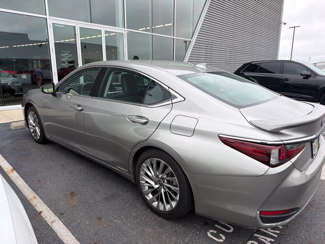 Used 2021 Lexus ES 300h w/ Accessory Package FWD image 3