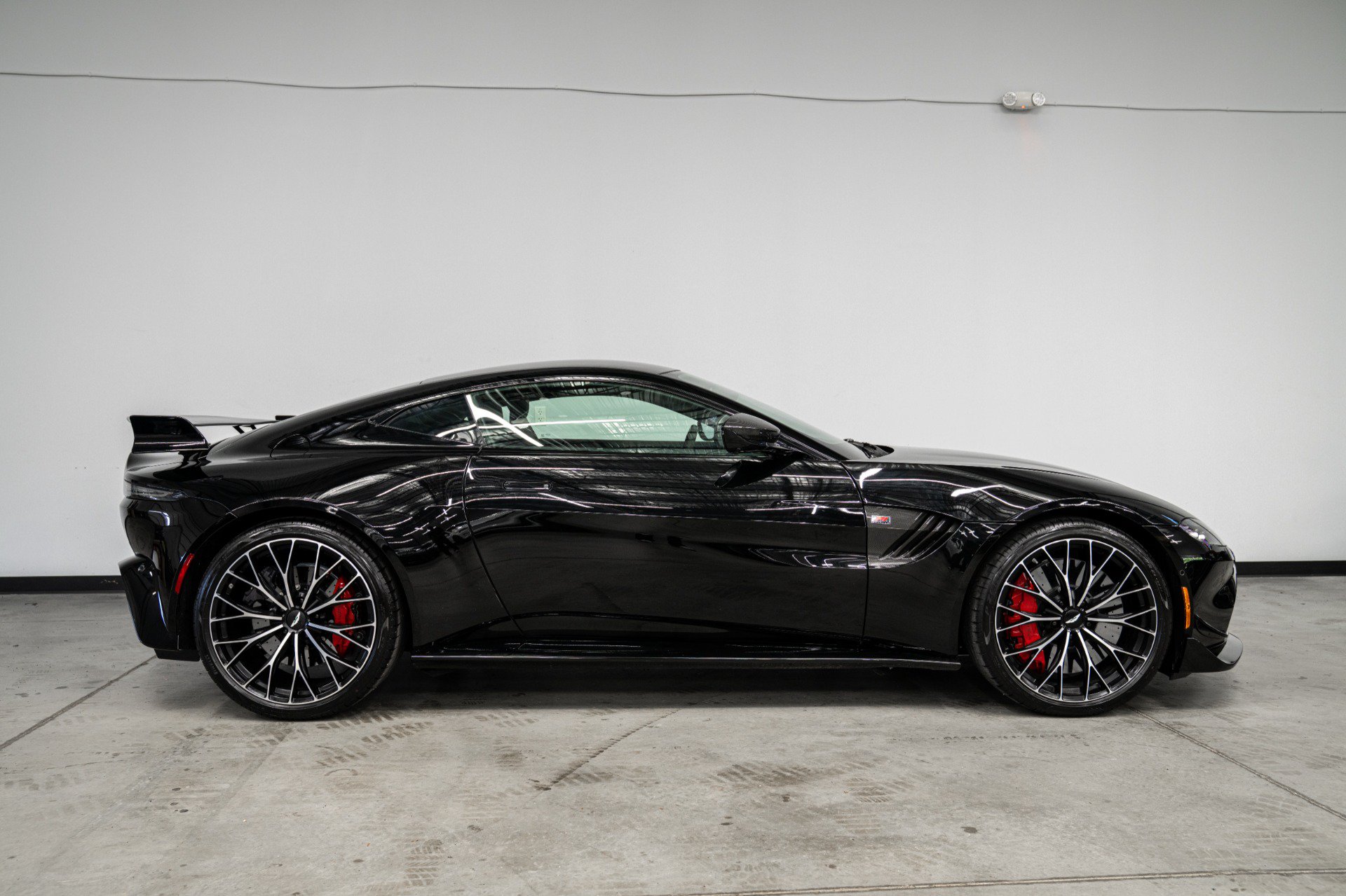 Used 2023 Aston Martin V8 Vantage Coupe RWD image 41